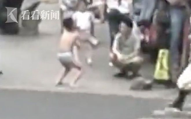 Chạm vào mông bạn nữ, cậu bé bị mẹ phạt mặc đồ lót đứng giữa đường gây tranh cãi