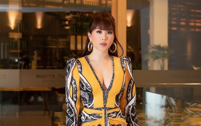 Hoa hậu Thu Hoài mặc váy xẻ sâu nóng bỏng, thả dáng gợi cảm bất chấp tuổi tác