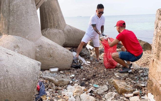 Tuấn Hưng xắn tay dọn rác ở Lý Sơn: ‘Có thể nhiều người nói anh em tôi bị rảnh rỗi quá và hơi hâm’
