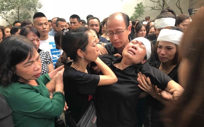 Đám tang đẫm nước mắt của nữ giáo viên bị xe tông tử vong ở hầm Kim Liên: 'Tối đó con còn nhìn thấy cô, vậy mà chỉ 2 giờ sau cô đã đi mãi mãi…'