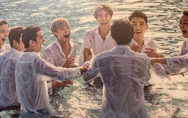 Fan cảm thán về loạt ảnh Hawaii của EXO: Các chàng trai của chúng tôi đã trưởng thành nhiều quá!