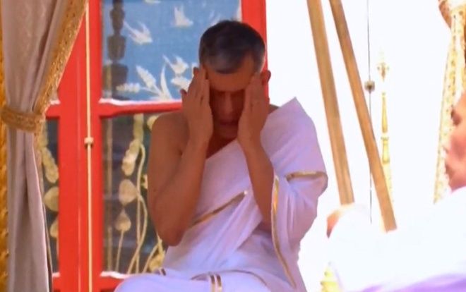 Quốc vương Thái Lan thực hiện nghi thức tẩy trần từ nước của 5 con sông và 4 ao trong lễ đăng cơ