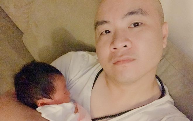 Đỗ Mạnh Cường tự tay chăm sóc con gái nhỏ mới ra đời dù bận ‘trăm công nghìn việc’