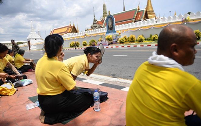 Người Thái Lan đội nắng chứng kiến lễ đăng quang của quốc vương