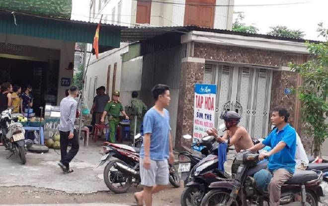 Chủ quán thịt chó nghi 'ngáo đá' trèo lên tầng 2 ôm con gà nhảy múa