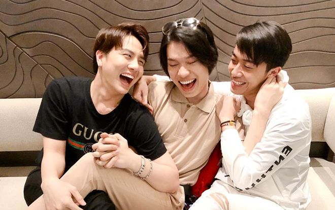 'Hội chị em' Quang Trung - Duy Khánh - Cris Devil đăng hình tình cảm cực nhắng nhít