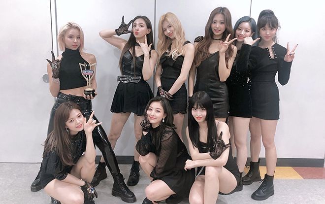 TWICE chiến thắng cả BTS và BlackPink, mang về cúp thứ 3 cho 'Fancy' tại Inkigayo