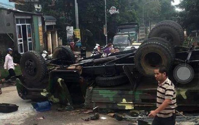 Hà Nội: Xe quân sự bị lật trên đường ra thao trường, 30 chiến sĩ bị thương