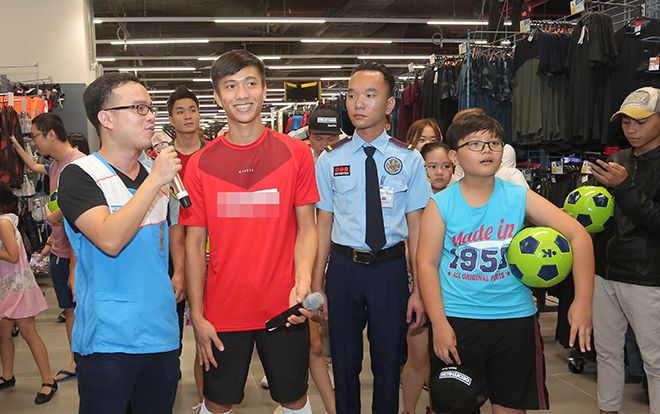 Phan Văn Đức tưng bừng đi shopping thời trang thể thao