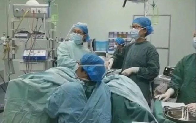 Kinh ngạc người phụ nữ mang thai ở… gan