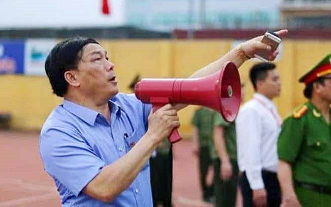 Bầu Đệ nhảy múa, ăn mừng quên cả giày khi Thanh Hóa có chiến thắng đầu tiên