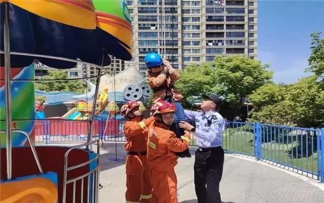 Đu quay hỏng, gia đình 3 người mắc kẹt ở độ cao hơn 30m suốt 2 tiếng