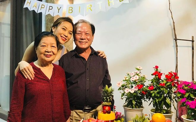 Mỹ Tâm khoe ảnh sinh nhật ba, fan tìm ra lý do vì sao cô nàng lại giàu có thành công đến thế