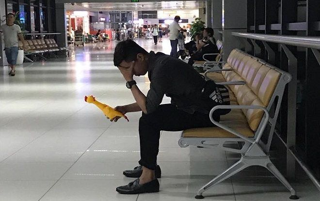 Chuyện chàng si tình bay từ Hà Nội vào Đà Nẵng để trả… con gà cho người yêu cũ gây xôn xao MXH