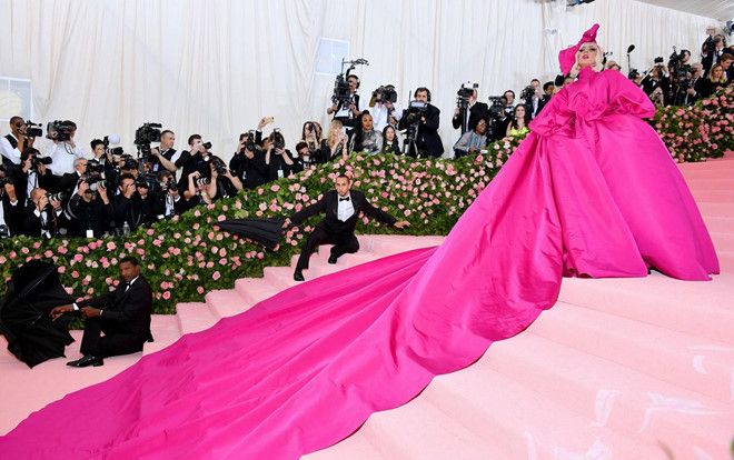 Met Gala 2019: Mãn nhãn vì Lady Gaga 4 lần lột đồ, tung hoành 'chặt đẹp' cả dàn sao