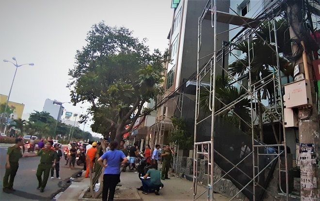 Giàn giáo chạm dây điện, 2 công nhân bị bỏng nặng