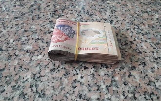 Bé gái 13 tuổi nhặt được cọc tiền 10 triệu đồng mang trả người đánh mất