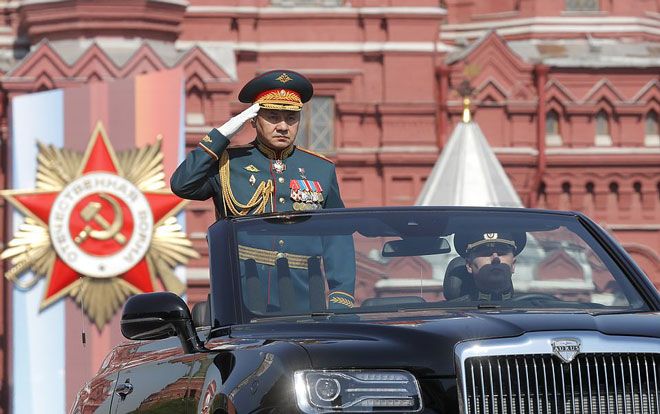 Siêu xe mui trần nặng 6 tấn của Tổng thống Putin lần đầu tiên xuất hiện trên đường phố Moscow