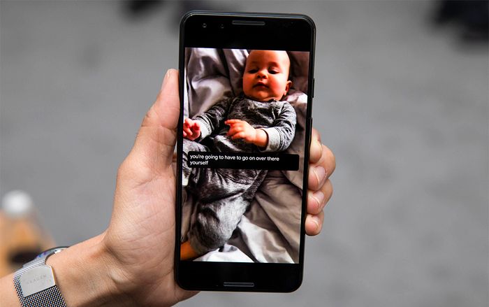 Tính năng mới này của Google sẽ dịch mọi lời thoại trong video hoặc nhạc đang phát trên điện thoại ra văn bản