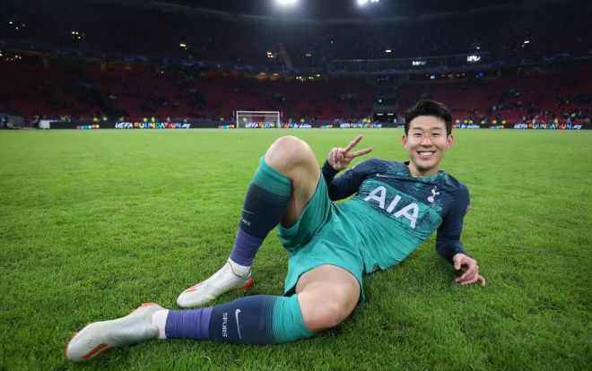 Son Heung Min tạo dáng ăn mừng cực chất trong ngày san bằng kỷ lục Park Ji Sung