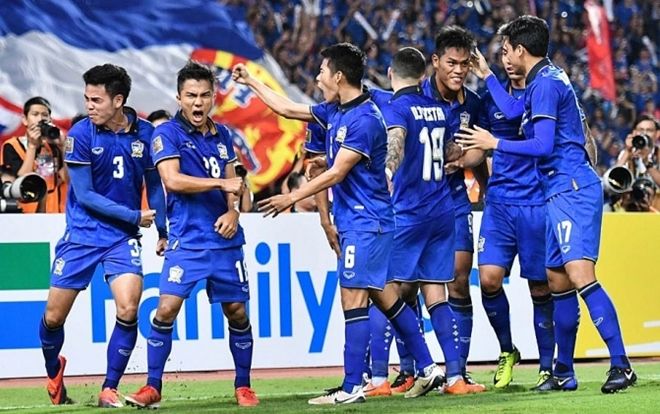 CĐV Việt Nam phản pháo HLV Thái Lan: ‘Từ bao giờ Thái Lan cay cú Việt Nam đến thế!’