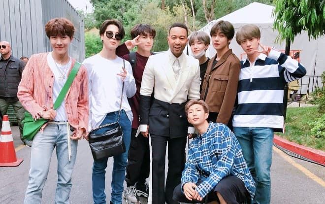 John Legend chia sẻ ảnh chụp với BTS, nhưng điều khiến netizen chú ý hơn cả lại nằm ở… đôi chân của RM.