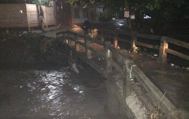 Băng qua đường có nước chảy siết, 2 thanh niên bị nước cuốn mất tích ở Đồng Nai