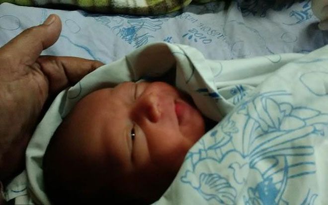 Đóng tiệm giặt là cả tuần, khi quay lại bà chủ bỗng phát hiện bé trai còn nguyên dây rốn trong máy giặt