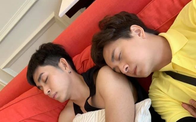 Ngô Kiến Huy đăng khoảnh khắc thân thiết ngủ bên Jun Phạm nhưng ảnh hậu trường mới thật sự 'gây sốc'