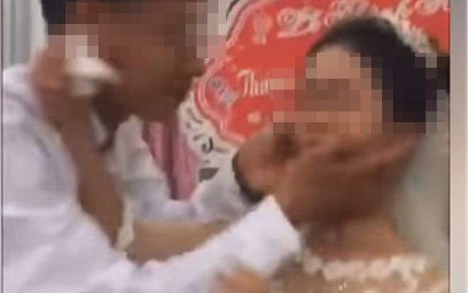 Đâu là sự thật xung quanh clip cô dâu trẻ mặt mày lồi lõm, không cho chồng hôn trong đám cưới?