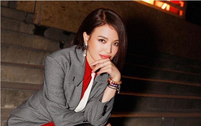 Thư Kỳ cực kì nam tính cùng dàn mỹ nhân tụ hội tại show Louis Vuitton Cruise 2020