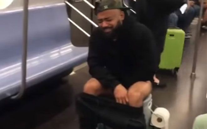 Đau bụng không nhịn được, anh chàng thản nhiên đi vệ sinh ngay trên tàu điện ngầm