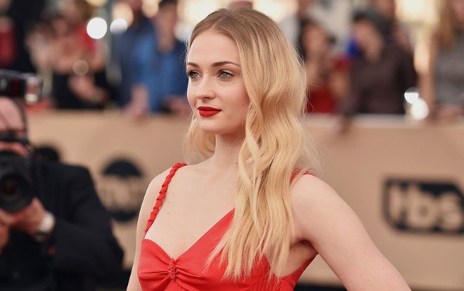 Đắng lòng ‘Tiểu thư Sansa’ Sophie Turner bị cấm gội đầu khi quay phim Game of Thrones