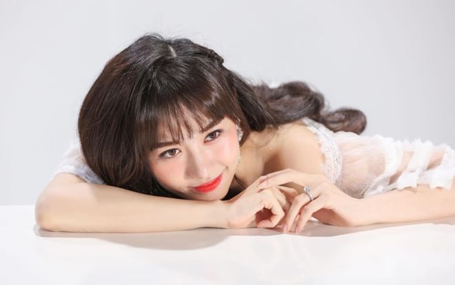 Tin được không: Hari Won đặt báo thức 15 phút 1 lần để nhắc đạo diễn… cho về sớm