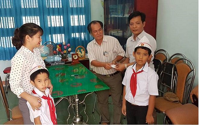 Hai học sinh lớp 3 nhặt được 6 chỉ vàng đem trả lại người mất