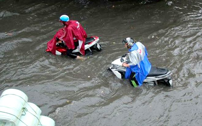 Mưa kéo dài, nhiều con đường ở Sài Gòn ngập nặng