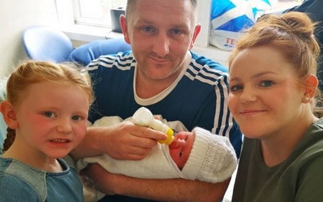 Sự trùng hợp đến ngạc nhiên của một gia đình có bé trai chào đời chỉ 3 tiếng trước em bé Hoàng gia