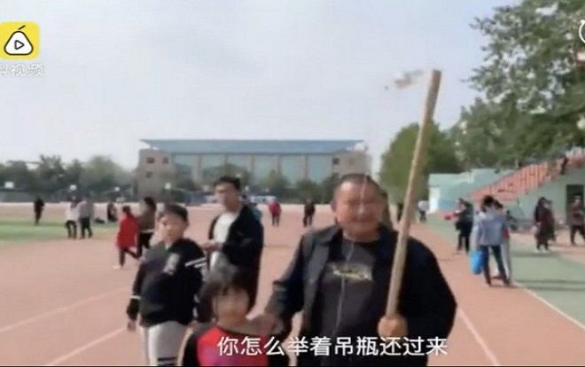 Con gái đang sốt cao, bố vẫn đưa tới trường xem lễ khai giảng với chai truyền nước gây tranh cãi