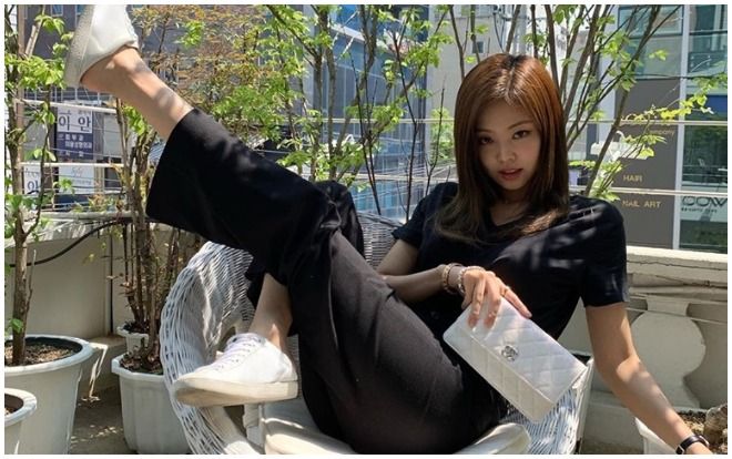 Vừa về Hàn Quốc đã mặc nguyên cây Chanel, Jennie hẳn là đại sứ thương hiệu có tâm nhất quả đất