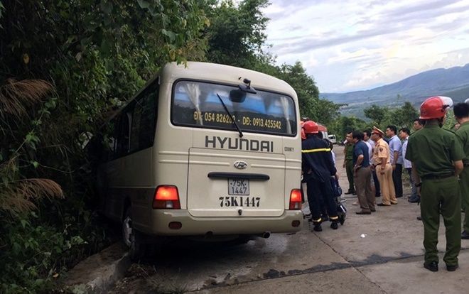 Xe khách chở sinh viên Singapore đâm vào vách núi Bạch Mã, 18 người bị thương