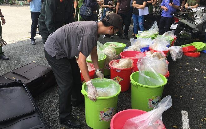 Cận cảnh nửa tấn ma túy trị giá 500 tỉ đồng đóng gói như hàng chợ do người Trung Quốc cầm đầu ở Sài Gòn