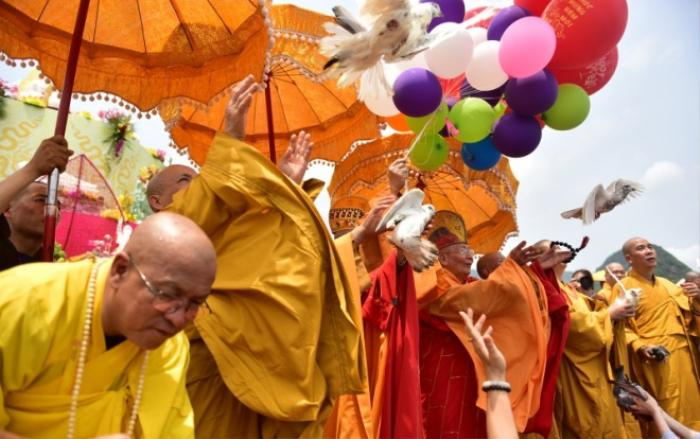 Cận cảnh lễ tắm phật, thả chim bồ câu trong ngày Đại lễ Phật đản Vesak 2019