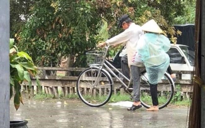 Bức ảnh ông đèo bà dưới mưa: Chỉ mong về già còn một mối tình như thế!