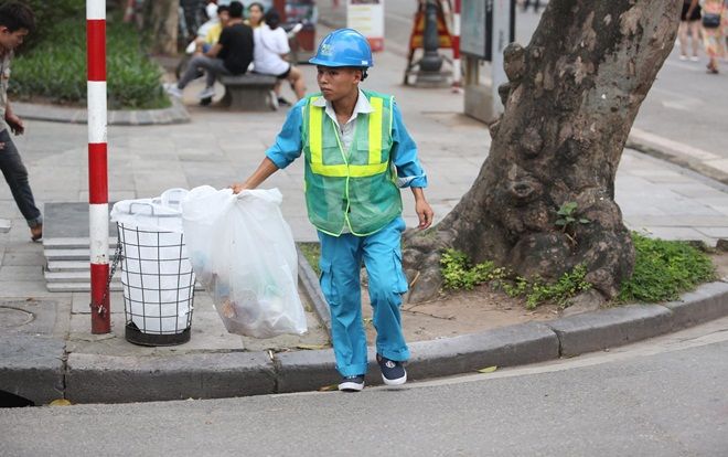 Phố đi bộ Hồ Gươm đã sạch bóng rác sau nửa tháng lắp camera ghi hình, phạt 7 triệu đồng hành vi xả rác