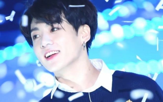 40 giây 'cực phẩm' của Jungkook (BTS): Vuốt tóc không nói lời nào nhưng cũng làm bao con tim 'mê mệt'