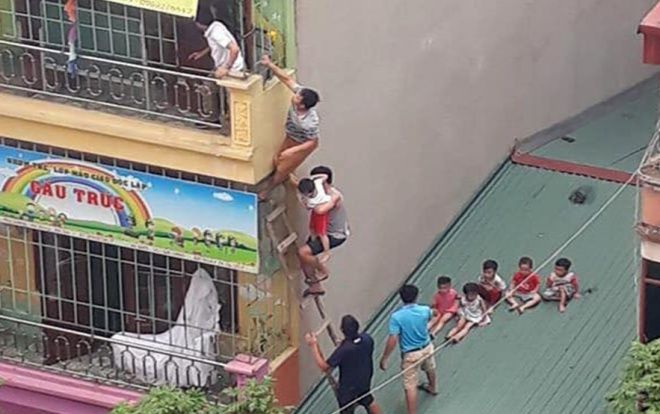 Cháy bếp ăn trường mầm non tư thục, người dân trèo lên mái nhà giải cứu nhiều trẻ nhỏ