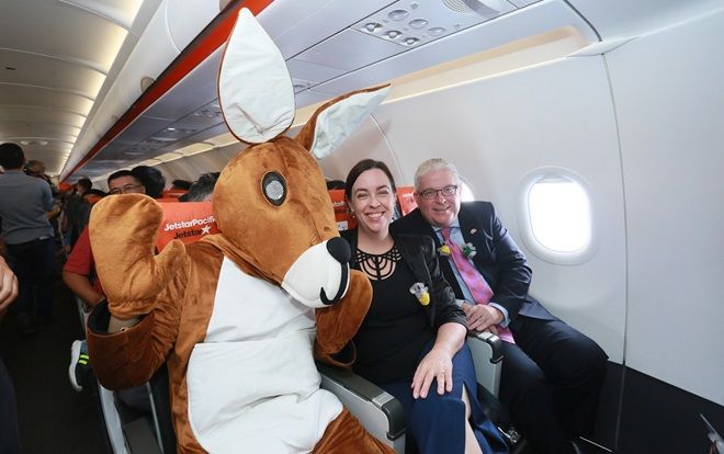 Đại sứ và Tổng lãnh sự Úc mang 'đặc sản' nước mình đến hành khách Jetstar