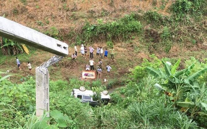 Xe ô tô đâm gãy cột điện ven đường rồi lao xuống vực, chồng tử vong, vợ nhập viện cấp cứu