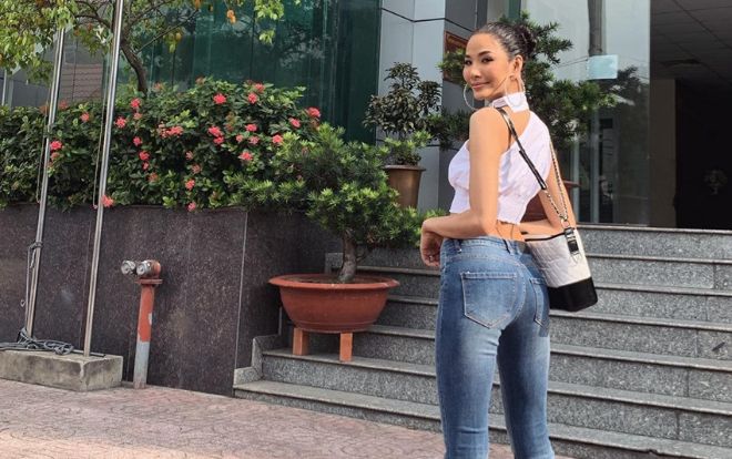 Hoàng Thùy ưỡn lưng khoe vòng 3, fan ngây ngất nhìn theo đến 'trẹo cổ'