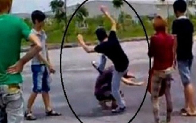Mâu thuẫn tình cảm, nam sinh lớp 9 bị nhóm bạn cùng trường dùng mã tấu chém nhập viện